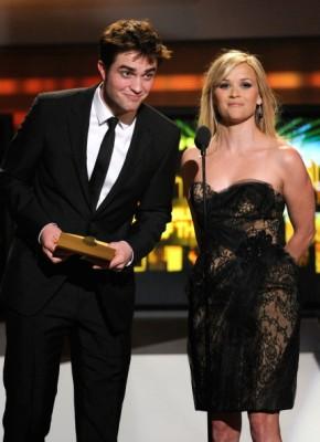 Robert Pattinson de sortie pour présenter un prix aux ACM Awards 2011