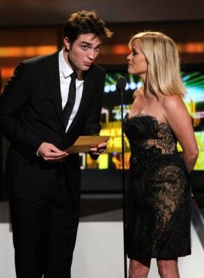 Robert Pattinson de sortie pour présenter un prix aux ACM Awards 2011