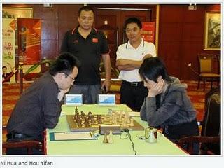 Ni Hua face à la Championne du Monde d'échecs en titre Hou Yifan 