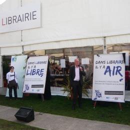 Alain Rousset présente la camapgne de pub en faveur des librairies indépendantes à l'occasion des 30 ans de la loi Lang lors de l'Escale du livre à Bordeaux. 