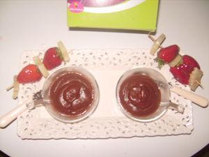 Mousse de chocolat & brochettes de Fruits en coque IMGP0575