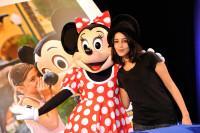 Leila Bekhti et Minnie au Festival des Moments Magiques Disney à Disneyland Paris