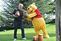 Raymond Domenech et Winnie l'ourson au Festival des Moments Magiques Disney à Disneyland Paris