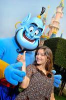 Laetitia Casta pouce en haut et Génie au Festival des Moments Magiques Disney à Disneyland Paris