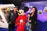 Valery Zeitoun en famille avec Mickey au Festival des Moments Magiques Disney à Disneyland Paris