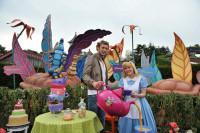 Amaury Leveaux prend le thé avec Alice au Festival des Moments Magiques Disney à Disneyland Paris