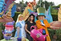 Leila Bekhti dans le monde merveilleux d'Alice et du Chapelier fou au Festival des Moments Magiques Disney à Disneyland Paris