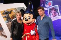 Audrey Lamy, un ami et Mickey au Festival des Moments Magiques Disney à Disneyland Paris