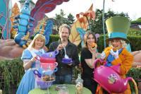 Geraldine Pailhas et Christopher Thompson en pleine Tea Party au Festival des Moments Magiques Disney à Disneyland Paris