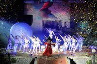 Mickey et les danseurs sur la scène du Festival des Moments Magiques Disney à Disneyland Paris