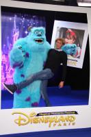 Amaury Leveaux lèvant la jambe et Sully de Montres & Cie au Festival des Moments Magiques Disney à Disneyland Paris