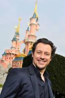 Stefano Accorsi devant le Chateau au Festival des Moments Magiques Disney à Disneyland Paris