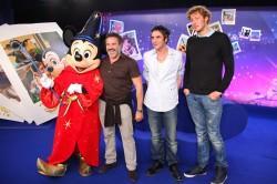 Samuel Benchetrit, José Garcia, Amaury Leveaux et Mickey au Festival des Moments Magiques Disney à Disneyland Paris