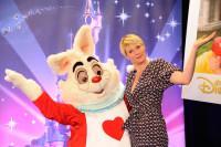 MaÏtena Biraben et Le Lapin Blanc au Festival des Moments Magiques Disney à Disneyland Paris