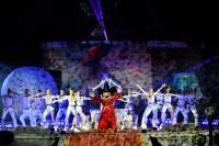 Mickey et les danseurs sur la scène du Spectacle d'Inauguration du Festival des Moments Magiques Disney à Disneyland Paris