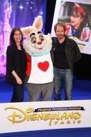 Geraldine Pailhas et Christopher Thompson avec le Lapin Blanc au Festival des Moments Magiques Disney à Disneyland Paris