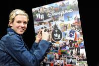 Lorie tout sourire au Festival des Moments Magiques Disney à Disneyland Paris