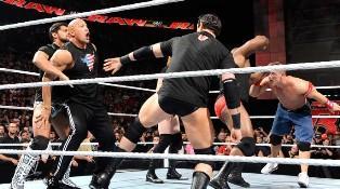 Wade Barrett et ses Corre fondent sur The Rock et John Cena