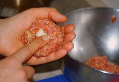 Palets de viande et croustillants de légumes avec sa sauce pistou