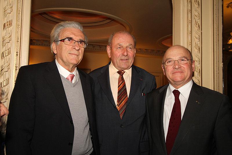 Remise du Prix Arverne 2011 à Antonin Malroux. De gauche à droite : Antonin Malroux (écrivain), Raymond Trebuchon (Président du Prix Arverne), Jean Mathieu (Président de la Ligue Auvergnate)