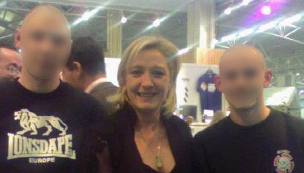 Marine Le Pen prend la pose avec deux néo-nazis