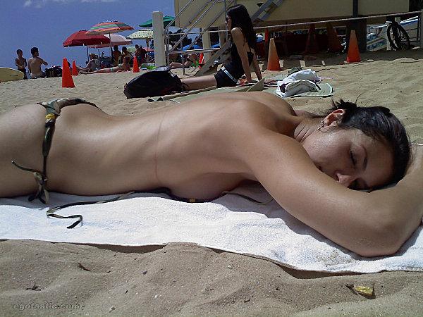 7571_adrianne-curry-beach-bikini-twitpic-01.jpg