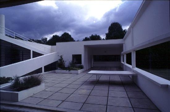 Villa Savoye - Le Corbusier - Cours intérieure plan large