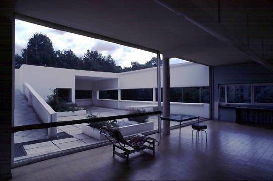 Villa Savoye - Le Corbusier - Séjour et cours intérieure