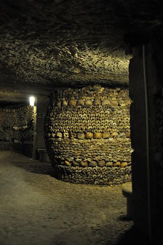 Un pilier d'ossements dans les catacombes de Paris 