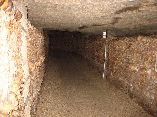 Les murs-ossuaires des catacombes de Paris