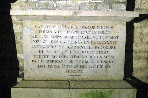Une inscription sur une pierre dans les catacombes de Paris