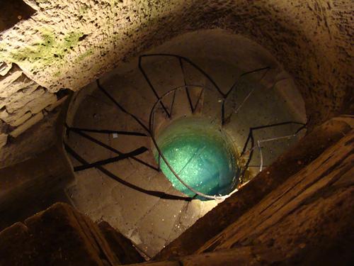 Un puits dans les catacombes de Paris