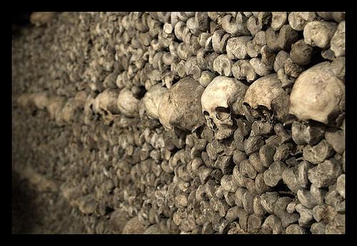 Détail de l'ossuaire des catacombes de Paris