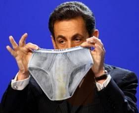 Sarkozy tacle les Socialistes. Et se banane.