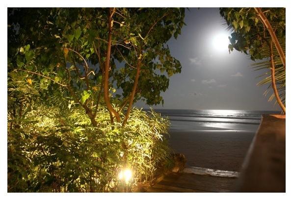 Busua inn at night, le Busua Inn la nuit