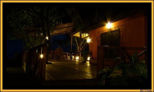 Busua inn at night, le Busua Inn la nuit