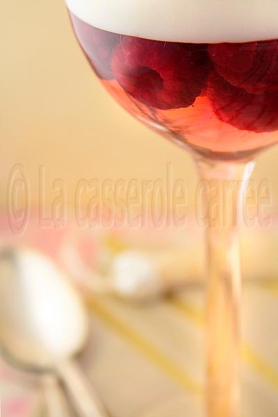 Panna cotta de mascarpone à l'eau de rose et gelée de rosé aux framboises