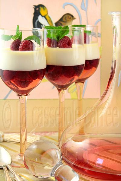 Panna cotta de mascarpone à l'eau de rose et gelée de rosé aux framboises