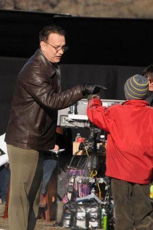 Tom_Hanks_gives_direction_younger_co_star_wr8OEGRdQbXl.jpg