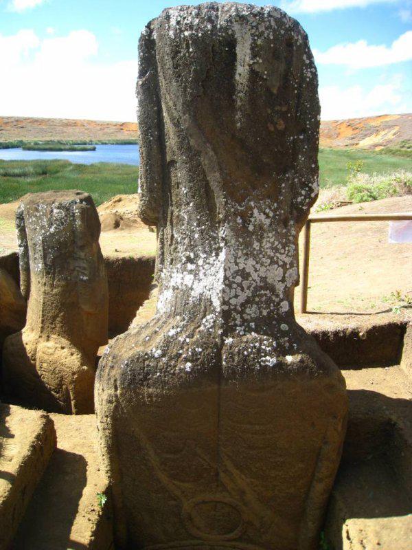 Rano Raraku intérieur - vues arričre des moai n° 109 (ŕ gauche) & 108 (ŕ droite) - 04/03/2011
