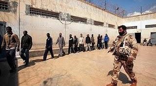 Les rebelles libyens ont capturé 15 mercenaires algériens et tué 3 autres à Ajdabiya