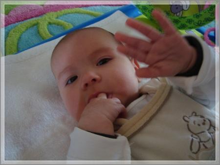 Lucie sur son tapis d'éveil, 5 avril 2011