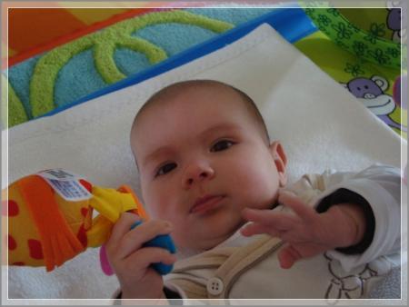 Lucie sur son tapis d'éveil, 5 avril 2011