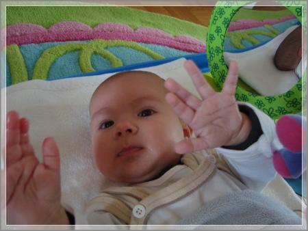 Lucie sur son tapis d'éveil, 5 avril 2011