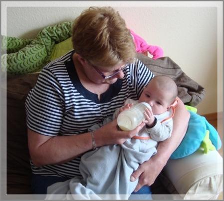 Lucie sur son tapis d'éveil, 5 avril 2011