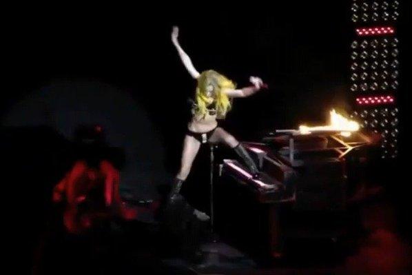 Lose : Lady Gaga chute lourdement en plein milieu d’un concert | Vidéo