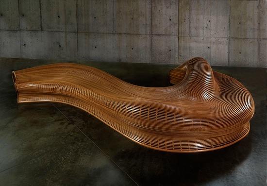 Un banc en chêne courbé par Matthias Pliessnig