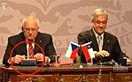 président tchèque Vaclav Klaus vole stylo face caméras