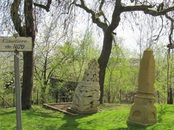 Cimetière 1870 - Quelle bâtisse est située près de ces tombes ?