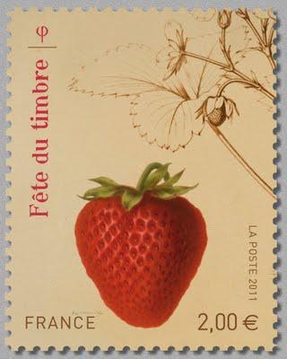 la salive de la postière sur un timbre à la fraise